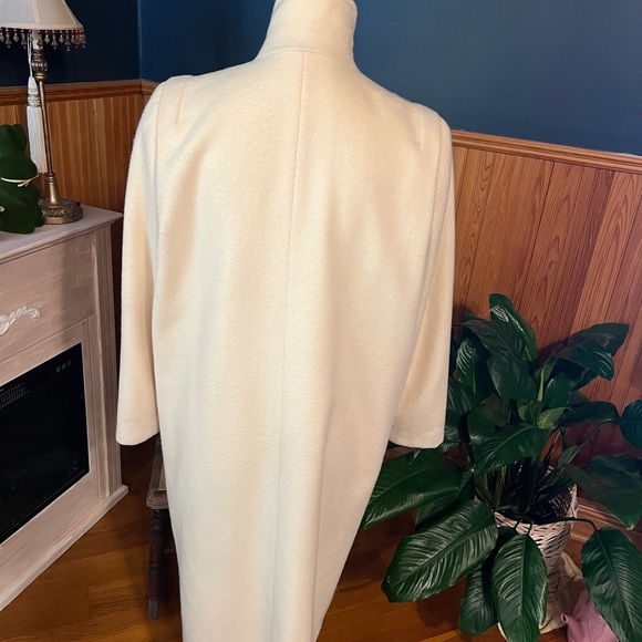 This is a white/cream wool vintage, long coat. Size 5/6. - Picture 8 of 11